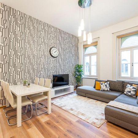 Spacious & Cozy Central Apartment W/ Terrace 부다페스트 외부 사진